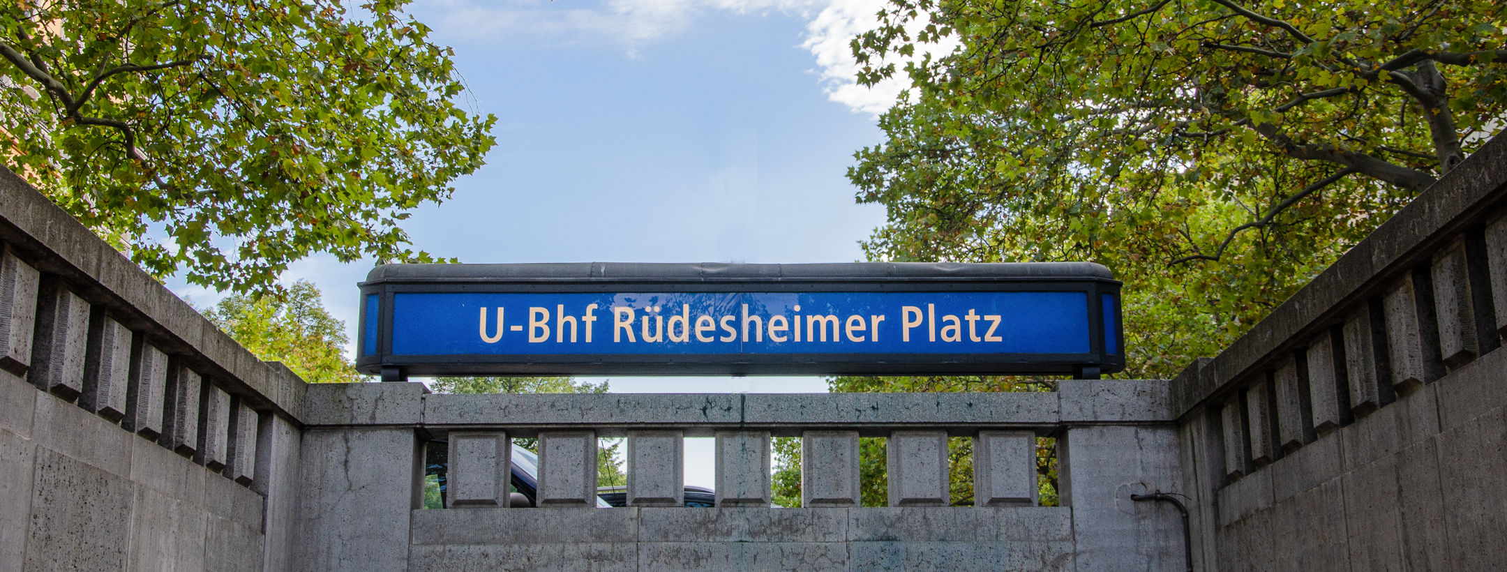 Schild am Abgang zum U-Bahnhof Rüdesheimer Platz